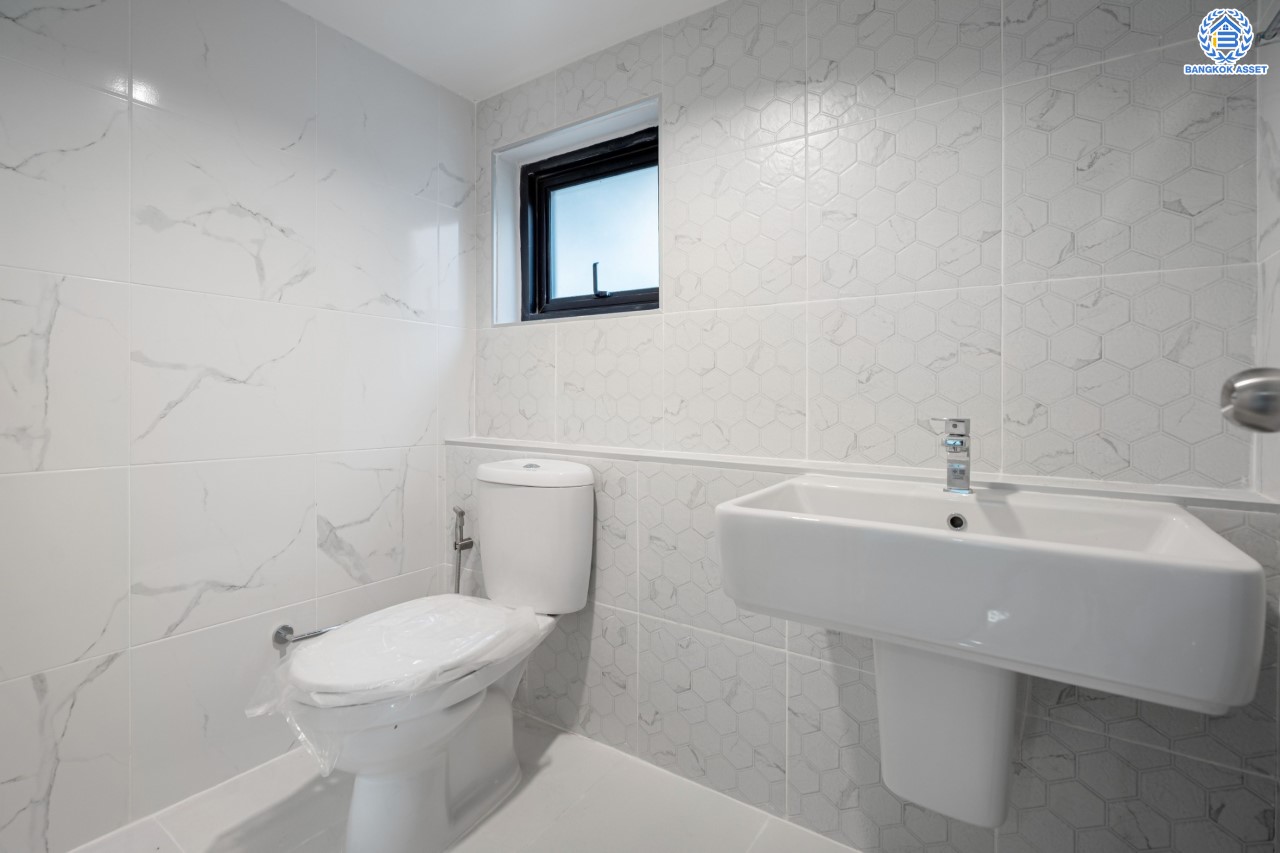 บ้านมือสองตกแต่งใหม่ ม.ปฐวีกาญจน์ ประชาชื่น-แจ้งวัฒนะ ทำเลโซนเมือง ดีไซน์สุด Classic เนื้อที่ 50 ตร.ว. ฟังก์ชัน 3 ห้องนอน 4 ห้องน้ำ ใกล้เซ็นทรัลแจ้งวัฒนะ สนามบินดอนเมือง เดินทางสู่ใจกลางเมืองได้อย่างรวดเร็วด้วย ทางด่วน"บางปะอิน-ปากเกร็ด" และรถไฟฟ้าสายสีชมพู "สถานีศรีรัช"